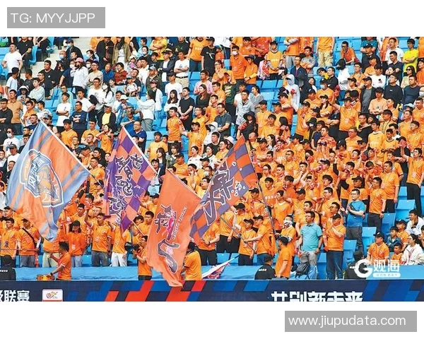 足球明星意外摔落观赛台引发热议球迷反应各异瞬间成网络热图