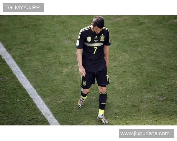 足球明星训练外套高清图片展示时尚运动风采与个性魅力