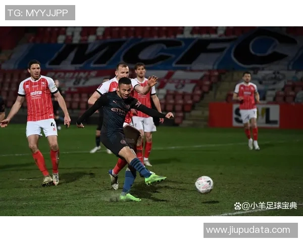 足球明星骑复古小绵羊畅游城市街头展现独特魅力与风采