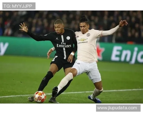 不同足球明星经典动作解析与精彩瞬间回顾